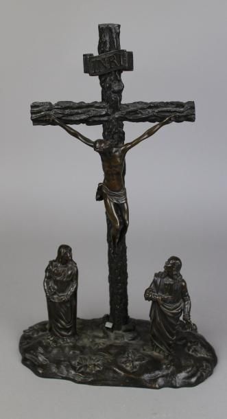 null Epreuve en bronze à patine brune figurant le Christ en Croix accompagné de deux...
