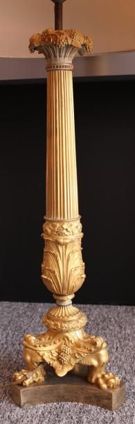 null Lampe colonne en bronze doré sur trois pieds griffons. Epoque Restauration....