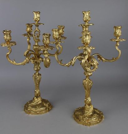 null Belle paire de candélabres à cinq lumières en bronze doré de style Louis XV....