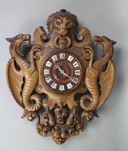 null Carillon en bois sculpté ajouré à décor d’une tête de lion, de deux dragons,...