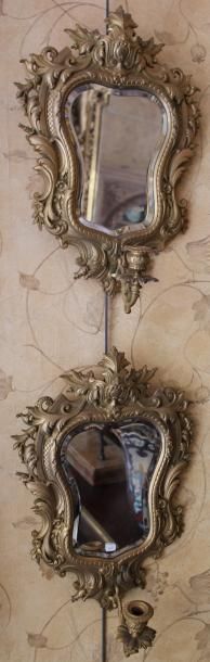 null Paire d’appliques-miroirs en bronze doré à un bras de lumière. Napoléon III....