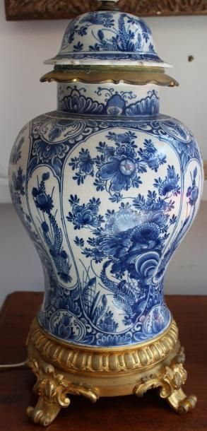 null Lampe potiche couverte en porcelaine de Delft à décor blanc bleu, monture en...