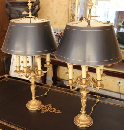 null Paire de lampes bouillottes en bronze doré de style Louis XVI, abat-jours en...