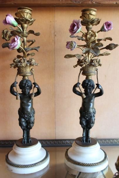 null Deux candélabres « Faunes » en bronze doré et patiné sur bases de marbre blanc,...