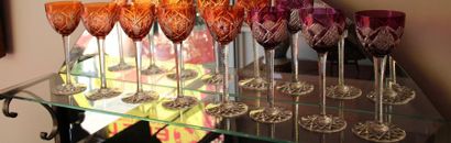 null Huit verres à vins d’Alsace en cristal de couleur