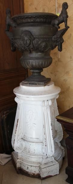 null Grande urne en fonte sur base à décor de sphinges. Fonte Val d’Osne. Haut. :...