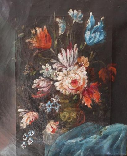 null Ecole du XVIII-ème Siècle : « Nature aux fleurs dans un vase et au drapé bleu »....