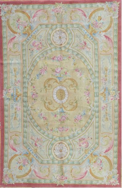 null Tapis au point de Style Savonnerie, 20ème siècle

Fond jaune pâle à décor floral...