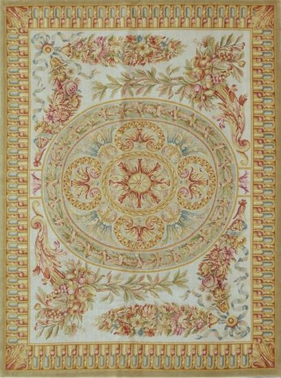 null Important Tapis de Style Aubusson, 20ème siècle

Champ beige à large médaillon...