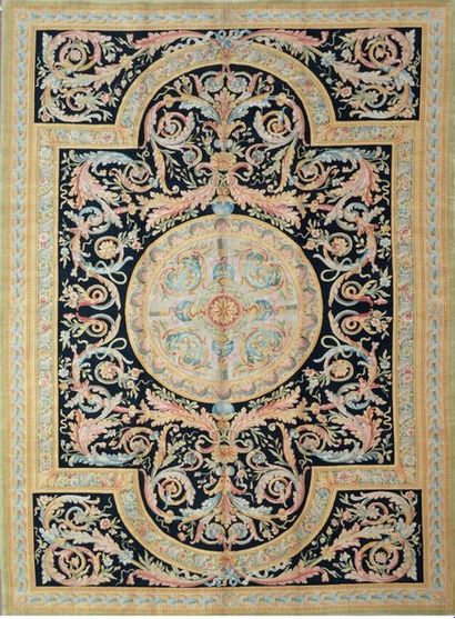 null Important Tapis de Style Savonnerie, 20ème siècle

Fond noir à volutes de fleurs...