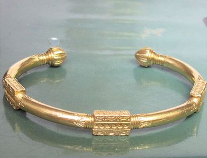   Bracelet ethnique rigide ouvert en or jaune 750°/00. 61.90 g. L : 6.5 cm (intérieur)....