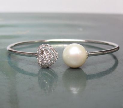   Bracelet rigide ovale ouvert en or gris 750°/00, serti d'une perle de culture diamètre...