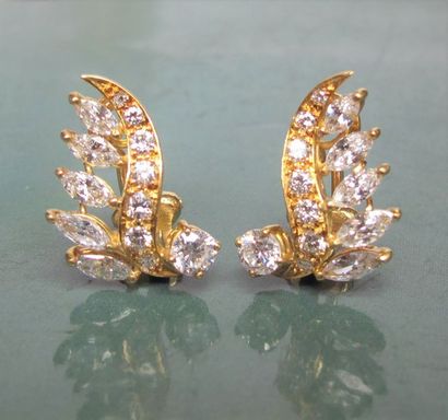   Paire de boucles d'oreilles clips panache en or jaune 750°/00, serties de diamants...