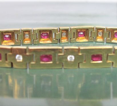   Bracelet souple en or jaune 750°/00, maillons géométriques sertis de diamants taille...