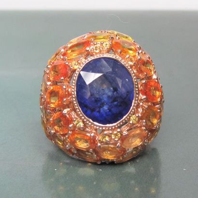   Bague boule en vermeil 925, sertie d'un saphirs ovale traité dans un pavage de...