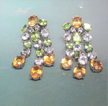   Paire de boucles d'oreilles en argent 925, sertie de pierres fines. 13.60 g. L...