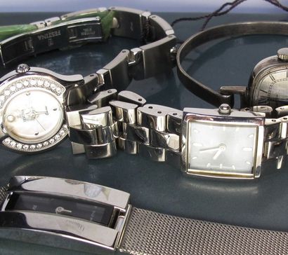   Quatre montres de dame Vintage dont deux Festina