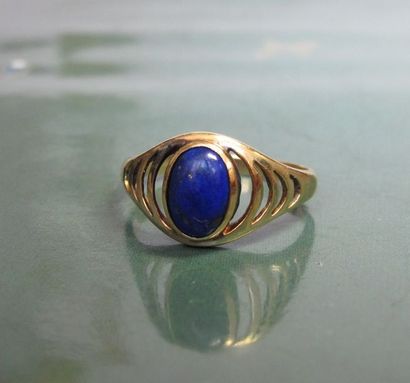   Bague en or jaune 750°/00, sertie d 'un cabochon de lapis lazuli. 2.90 g. TDD ...