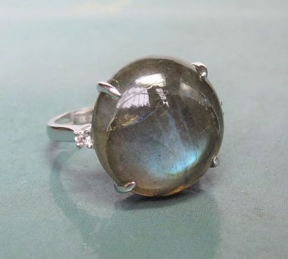   Bague en or gris 750°/00, sertie d 'une labradorite ronde cabochon épaulée de diamants...