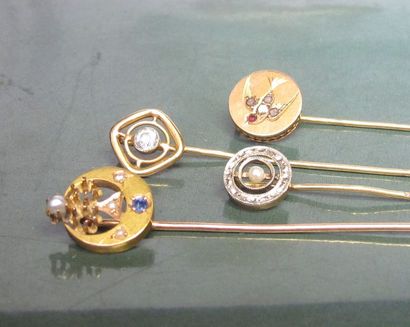   lot de quatre épingles de cravate en or 750°/00, serties de perles , de diamants...