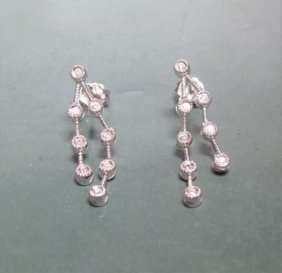   Paire de boucles d'oreilles en or gris 750°/00, serties de diamants. 2.90 g. H...