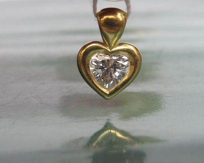   Pendentif en or jaune 750°/00, serti d'un diamant taillé en cœur. 1.80 g. Poinçon...