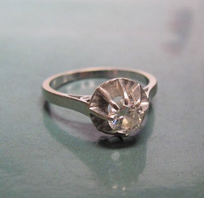   Bague en or gris 750°/00, sertie d 'un diamant taille brillant de 0.40 carat environ,...