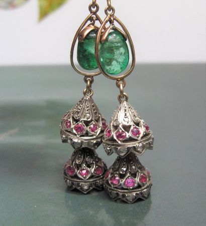   Paire de boucles d'oreilles en or 585°/00 et argent 800, serties d'émeraudes polies...