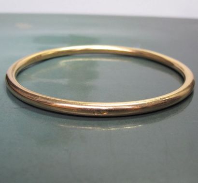   Bracelet rigide en or jaune 750°/00. 46.70 g. diamètre 6.7 cm. Poinçon tête d'...