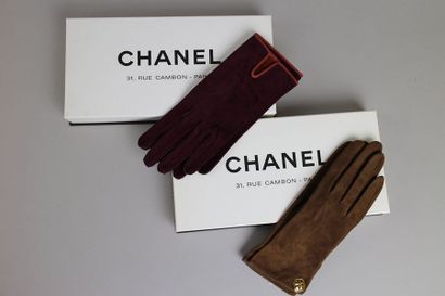 null CHANEL

2 paires de gants en peau, l’une violine, l’autre marron, T. 6 1/2