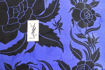 null Yves SAINT LAURENT

Grand foulard ou châle en soie, fond bleu à décor de roses...