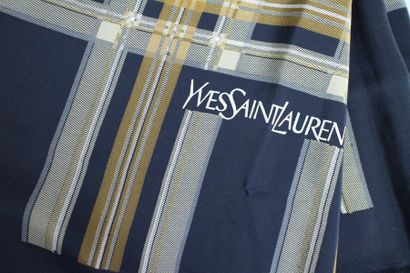 null Yves SAINT LAURENT

Grand foulard ou châle en soie, imprimé écossais sur fond...