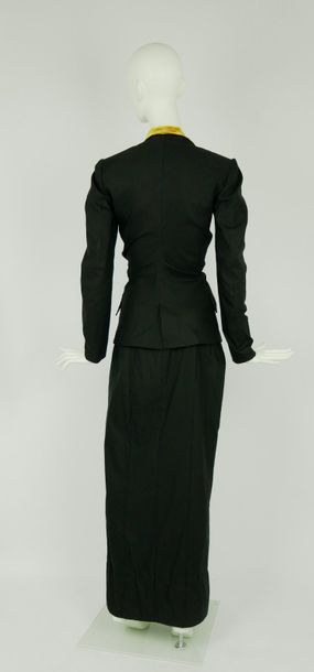 null John GALLIANO 

Printemps Eté 1992

(Gallianos Girl)

Tailleur jupe noir , col...