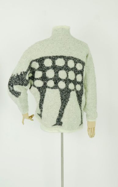 null Issey Miyake, circa 1983 - 1984

Pull en laine bouclette crème et dos à décor...