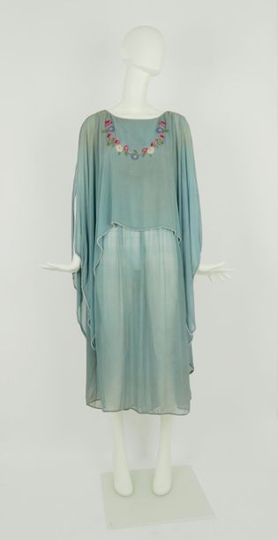 null Attribué à Jeanne LANVIN

Circa 1920

Robe en mousseline de soie bleue, corsage...