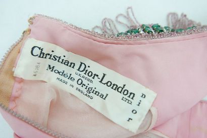 null Christian DIOR LONDON Ltd N°46284

Corsage en soie rose, col brodé de strass,...
