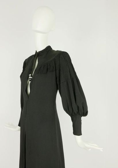 null Anonyme, circa 1940 

Robe en crêpe noir, cols et manches à smocks , col fermant...