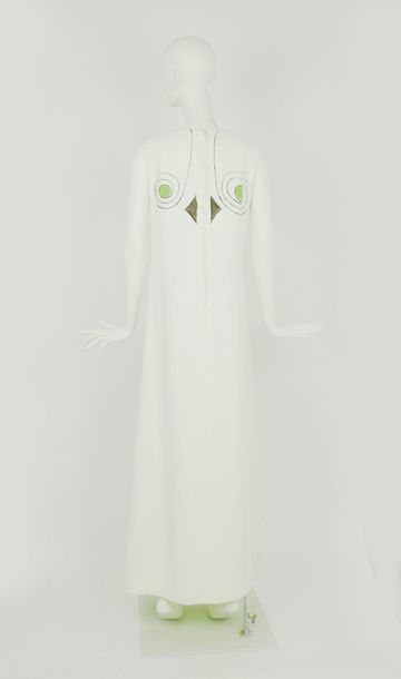 null Anonyme, circa 1960

Robe longue en crêpe blanc peint à la main de motifs géométriques...