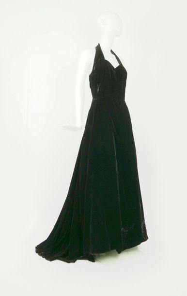 null Deux robes noires

FREDERIQUE France

38 rue de Moscou, PARIS, VIIIe

Robe longue...