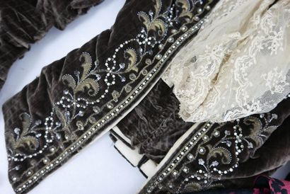null Deux corsages de robe, fin XIXème siècle

Dont un en damassé de soie bordeaux...