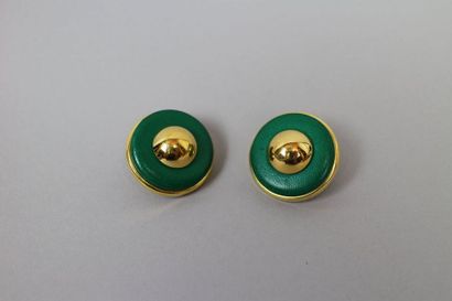 null HERMES Paris

Paire de clips d’oreilles en cuir vert et métal doré, diam. 3cm,...