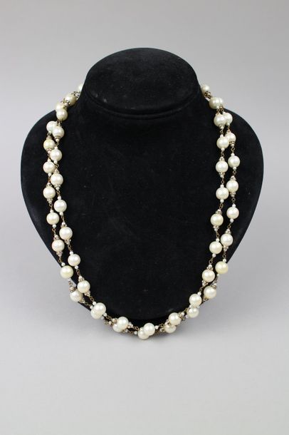 null CHANEL

Sautoir, perles fantaisie, 1984, Longueur : 130cm
