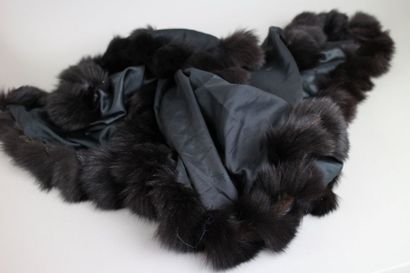 null Accessoires de mode

Yves Saint LAURENT

Large étole en soie noire bordée de...