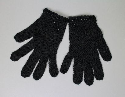 null CHLOE

Prototype de gants noirs en crochet et perles noires et collier en perles...