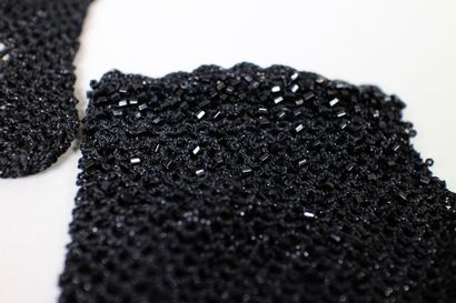 null CHLOE

Prototype de gants noirs en crochet et perles noires et collier en perles...
