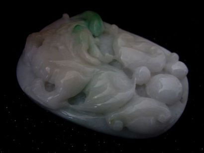 Jade Chine, pendentif en jade/ Jadéite de grade A

Diamètre 6.7x5 cm

