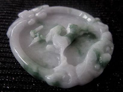 Jade Chine, pendentif en jade/ Jadéite de grade A

5.2x4.3cm

