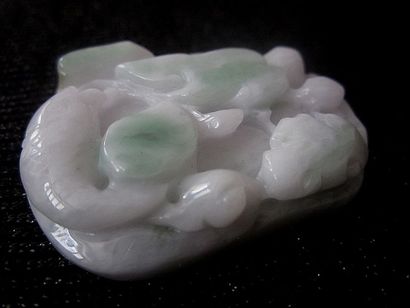 Jade Chine, pendentif en jade/ Jadéite de grade A

5.4x4.4 cm

