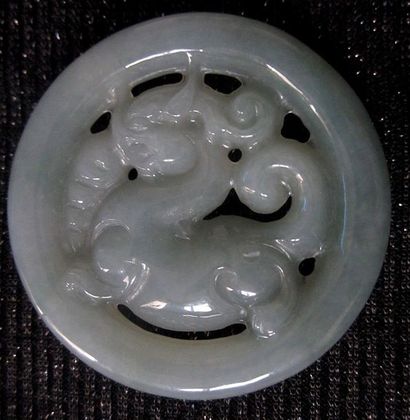 Jade Chine, pendentif en jade/ Jadéite de grade A

Diamètre 5.5 cm

