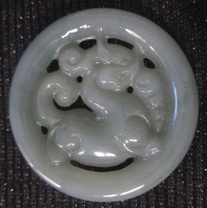 Jade Chine, pendentif en jade/ Jadéite de grade A

Diamètre 5.5 cm

